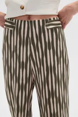 Pantalón recto de poliéster con estampado a rayas verticales en blanco y negro.