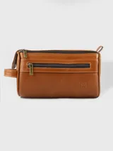 Neceser de cuero color marrón con cierre superior y bolsillo frontal con cierre.