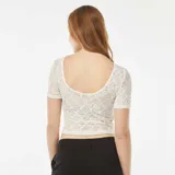 Camiseta blanca de encaje con mangas cortas y espalda abierta.