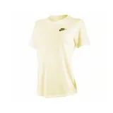 Remera de algodón color crema, corte clásico, cuello redondo y logo Nike bordado en negro en el pecho.