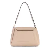 Cartera Guess modelo Sora Chica, color beige, con correa de hombro ajustable y logo triangular dorado en el frente.