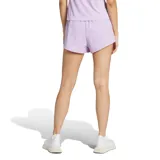 Short de running Adidas Adizero Essentials para mujer, color lila con logo blanco en la pierna izquierda y cintura elástica.