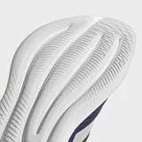 Championes de running Adidas Supernova Ease, color azul marino con las tres franjas características en plateado. Cuentan con una mediasuela gruesa de espuma blanca con tecnología Dreamstrike+.