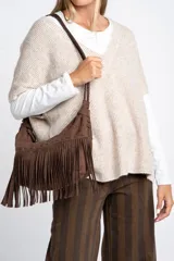 Chaleco de punto oversize con escote en V, hombros caídos y textura acanalada en color beige, confeccionado en una mezcla de acrílico, poliéster, nylon, lana y spandex.