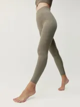 Calza larga color verde oliva, de tejido fit_tech con tecnología 3D y diseño de nervios verticales.