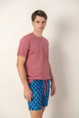 Remera lisa color rosa con logo bordado en el pecho, confeccionada en 100% algodón.