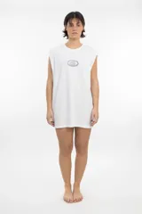 Musculosa negra con logo ovalado estampado en el pecho.