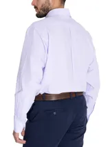 Camisa de hombre RKF de manga larga con rayas verticales color lavanda. Tiene cuello abotonado, bolsillo en el pecho con logo bordado y tecnología wrinkle-free.