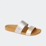 Sandalias Reef Cushion Vista con dos tiras, una plateada y otra dorada, sobre una base color caramelo.