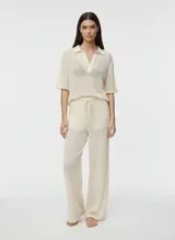 Pantalón de tiro alto con corte wide leg y cintura elástica con cordón ajustable. Confeccionado en punto single jersey con mezcla de algodón convencional, algodón reciclado y poliéster reciclado, combina suavidad, elasticidad y comodidad.