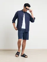 Bermuda de gabardina color verde.