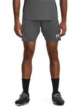Short deportivo Under Armour Challenger Knit gris con logo blanco estampado en la pierna derecha.