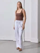 Pantalón blanco de corte ancho con cintura elastizada y cordón ajustable.