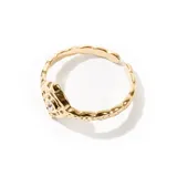 Anillo dorado con diseño texturizado y detalle de piedra central.