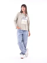 Remera blanca de manga larga con estampa rectangular dorada con diseño animal print y texto 'Fearless, fierce & fabulous'.