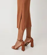 Vestido midi ajustado de manga larga y cuello alto, color marrón terracota, confeccionado en tejido de viscosa acanalada.