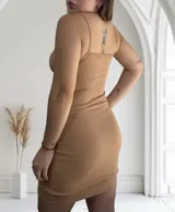 Vestido corto al cuerpo color beige, de breteles finos y tejido de punto acanalado. Incluye copas removibles.