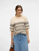 Buzo tejido color crema con rayas horizontales negras, cuello bote y mangas 3/4.