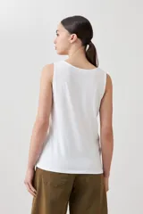 Musculosa color durazno con estampado paisley en relieve.