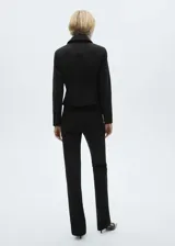 Pantalón negro de corte flare con cierre delantero de cremallera.