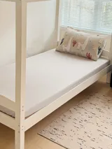 Juego de sábanas de una plaza con estampado de llamas, cactus y arcoíris en tonos beige, rojo, azul y negro.