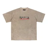 Remera color arena con efecto lavado, corte oversize y estampado frontal con el logo de Kaboa Graphics en negro, rojo y azul.