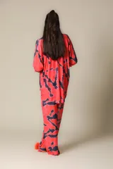 Camisa oversize de manga larga con cuello camisero y botones frontales. Estampado tie-dye en tonos beige y azul.