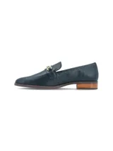 Zapato Torino azul marino con textura reptil, detalle de hebilla metálica dorada, forro y plantilla de cuero y suela de goma.