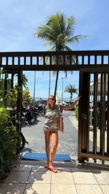 Short deportivo verde oliva de tiro alto, con cintura elástica y logo estampado en la parte trasera.