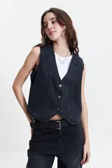 Chaleco de jean negro con corte moderno, escote en V y aberturas.