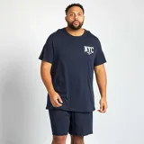 Conjunto de pijama para hombre, compuesto por una remera azul marino con estampado frontal de letras "NYC" en blanco y un short azul marino liso.
