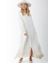 Maxi vestido camisero verde militar confeccionado en lino bordado, de calce amplio y estilo oversized.