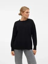 Sweater negro de punto con cuello redondo, mangas largas y hombros caídos.