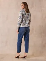 Camperita de lino estampada marca Dash, con abertura central con botones y bolsillos delanteros.