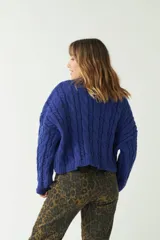 Sweater de punto color azul con diseño trenzado y textura en relieve, de fit amplio y cómodo, con hombros caídos y cuello redondo.