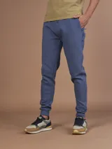 Pantalón jogging azul de corte ajustado.