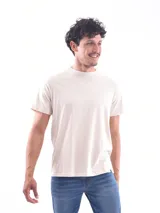 Remera color crema de corte clásico y mangas cortas.