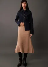 Falda midi color beige de tejido de punto acanalado con diseño evasé.