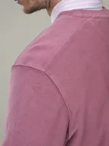 Sweater de micropolar azul con cuello redondo y mangas largas.