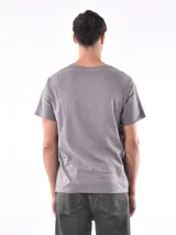 Remera gris de corte regular y mangas cortas.