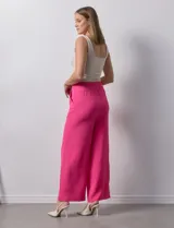 Pantalón negro de pierna ancha, marca Ninety. Con pretina ancha y elastizada.