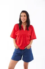 Blusa roja de mangas 3/4 y escote en V.