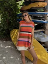 Vestido tejido con hilo de algodón en punto jersey rayado, de silueta recta y cuello redondo. Hecho a mano con máquina de carro y terminaciones en crochet.
