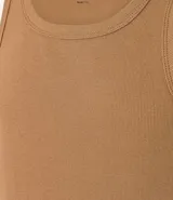 Musculosa negra de algodón acanalado, sin estampa y cuello redondo.