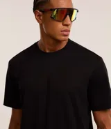 Remera deportiva marrón de corte clásico, confeccionada en tejido tech fleece con tecnología dry, cuello redondo y mangas cortas.