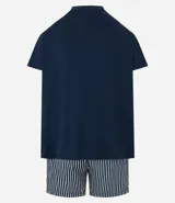 Conjunto de pijama corto para hombre, compuesto por una remera de manga corta con cuello redondo y bolsillo en el pecho, y un short con cintura elástica. Diseño a rayas finas.