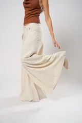 Pantalón palazzo color beige con bordados calados en forma de paisley en los laterales.