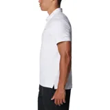 Polo de hombre Columbia Tech Trail, color blanco, de manga corta, con logo bordado en el pecho. Confeccionada en tejido hidroabsorbente Omni-Wick™ con elastano.