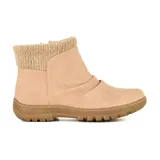 Bota corta color beige con caña de tejido de punto, cierre lateral y suela track.