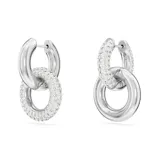 Par de aros plateados con diseño asimétrico. Uno de los aros es un aro liso y el otro está cubierto de pequeños cristales blancos. Ambos aros están entrelazados.